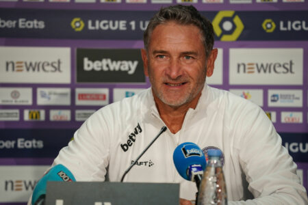 Homme en conférence de presse Ligue 1