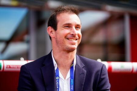 Homme souriant en veste lors d’un événement sportif