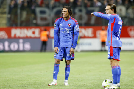 Deux footballeurs en tenue bleue sur le terrain