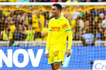 Joueur de football en maillot jaune sur le terrain