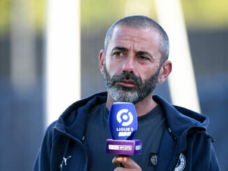 Homme interviewé avec micro Ligue 1