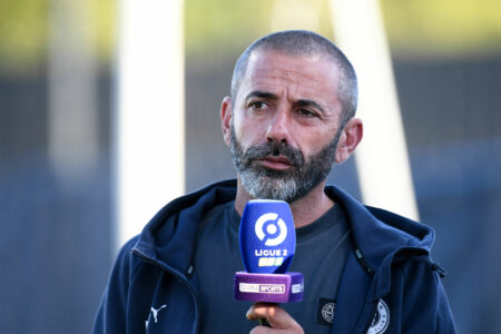 Homme barbu interviewé avec micro Ligue 1