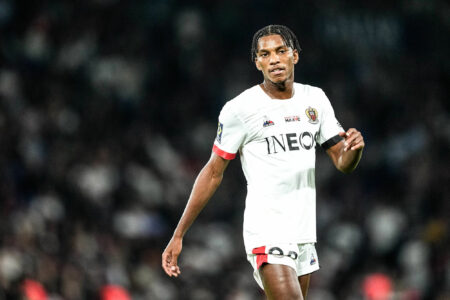 Joueur de football en maillot blanc sur le terrain