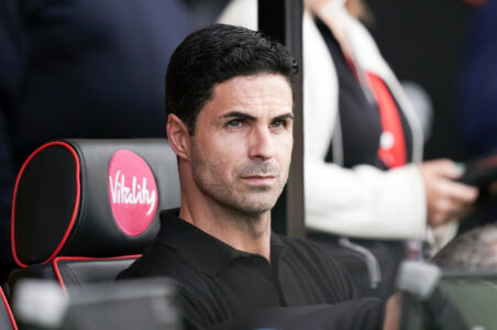 Homme assis sur un banc de stade