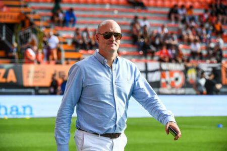 Homme en chemise sur terrain de football
