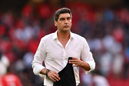 Homme en chemise blanche sur terrain de football