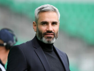 Homme élégant aux cheveux gris dans un stade