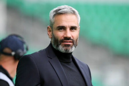 Homme aux cheveux gris en veste noire