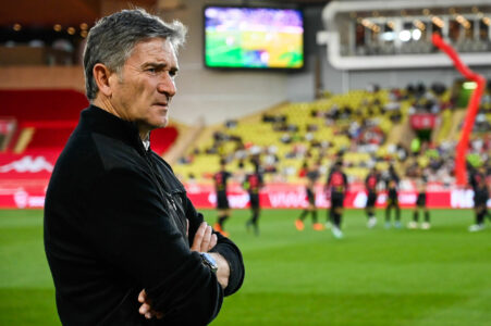 Entraîneur observant un entraînement sur terrain de football