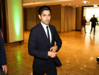 Homme en costume marchant dans un hall