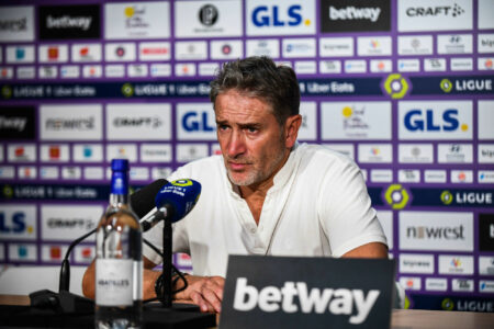 Homme en conférence de presse avec sponsors sportifs