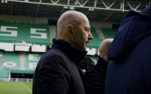 Homme chauve dans un stade de football