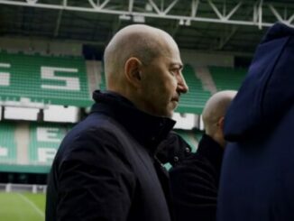 Homme chauve dans un stade de football