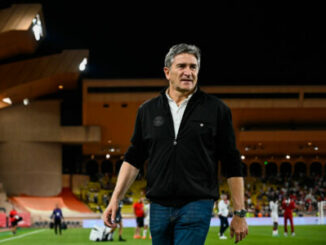 Homme marchant sur terrain de football éclairé