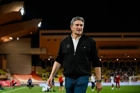Homme marchant sur un terrain de football