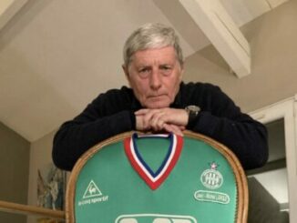 Homme âgé derrière maillot vert de football