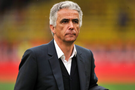 Homme aux cheveux gris en costume au stade