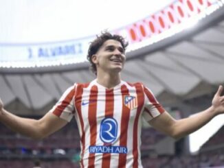 Footballeur célébrant un but dans un stade