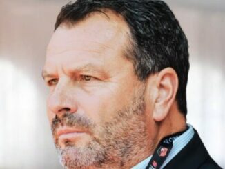 Portrait d’un homme barbu au regard sérieux
