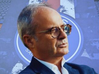 Portrait d’un homme en costume et lunettes
