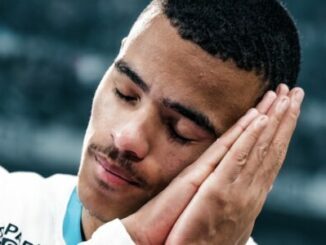 Homme aux yeux fermés simulant le sommeil