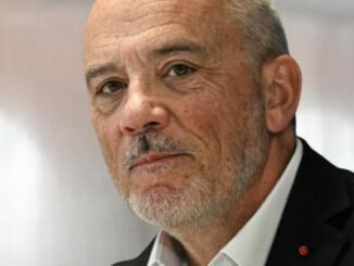 Portrait d’un homme mûr en costume sombre