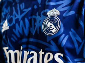 Maillot bleu du Real Madrid avec écusson