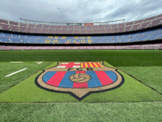 Blason du FC Barcelone sur la pelouse du Camp Nou