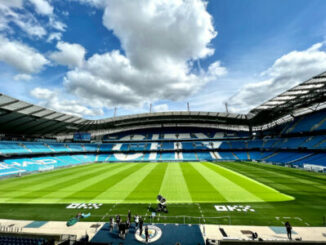 Stade de football moderne sous ciel nuageux