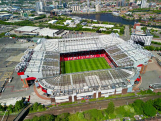 Vue aérienne d’un grand stade de football urbain