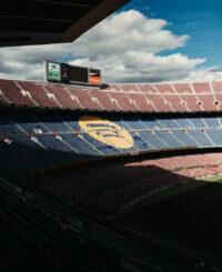 Stade de football avec blason géant du FC Barcelone