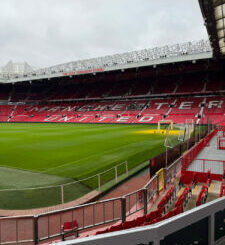 Stade de football vide avec tribunes rouges