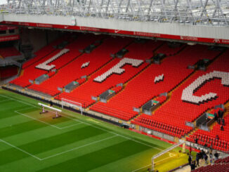 Tribunes rouges d’Anfield avec lettres LFC