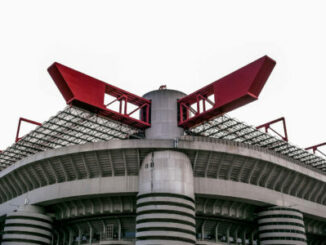 Stade moderne avec structures rouges en hauteur
