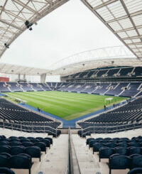 Stade de football moderne vide avec pelouse verte