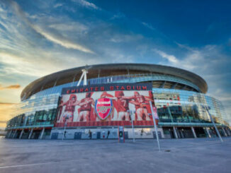 Façade de l’Emirates Stadium d’Arsenal au coucher du soleil