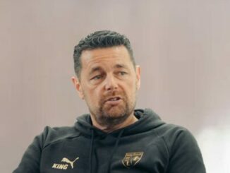Homme en sweat noir parlant en intérieur