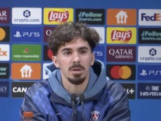 Joueur de football en conférence de presse PSG