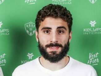Homme barbu devant fond vert sponsorisé
