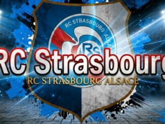 Logo du RC Strasbourg sous projecteurs bleus