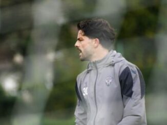 Entraîneur de football sur un terrain extérieur