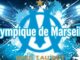 Logo Olympique de Marseille sur fond bleu éclaboussé