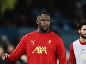 Joueur de football en maillot rouge Liverpool