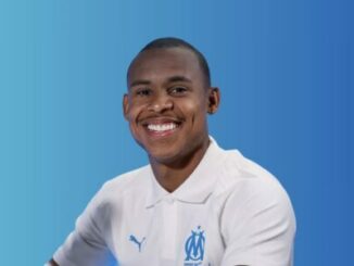 Homme souriant en polo blanc OM