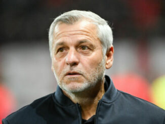 Homme aux cheveux gris dans un stade