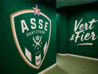 Logo ASSE Saint-Étienne sur mur vert