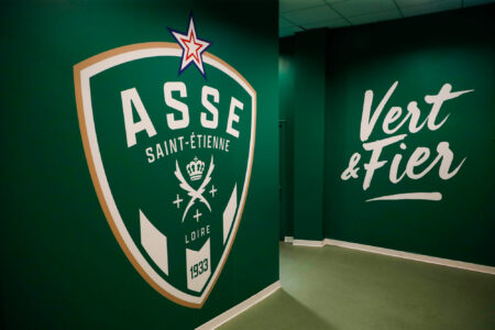 Logo ASSE Saint-Étienne sur mur vert