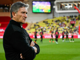 Entraîneur de football observant le terrain bras croisés