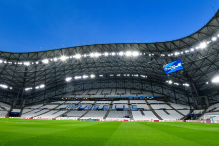 Intérieur du stade Vélodrome de Marseille illuminé