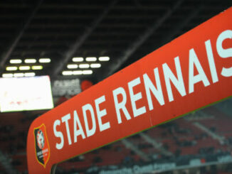 Panneau Stade Rennais dans un stade de football